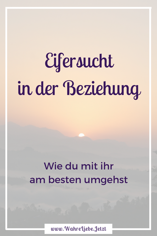 Eifersucht in der Beziehung - wie du am besten damit umgehst. Ein Sonnenaufgang hinter einem Berg am Meer gibt Hoffnung.