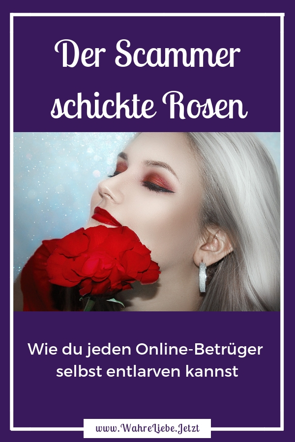 Blonde Frau riecht mit geschlossen Augen an Rosen